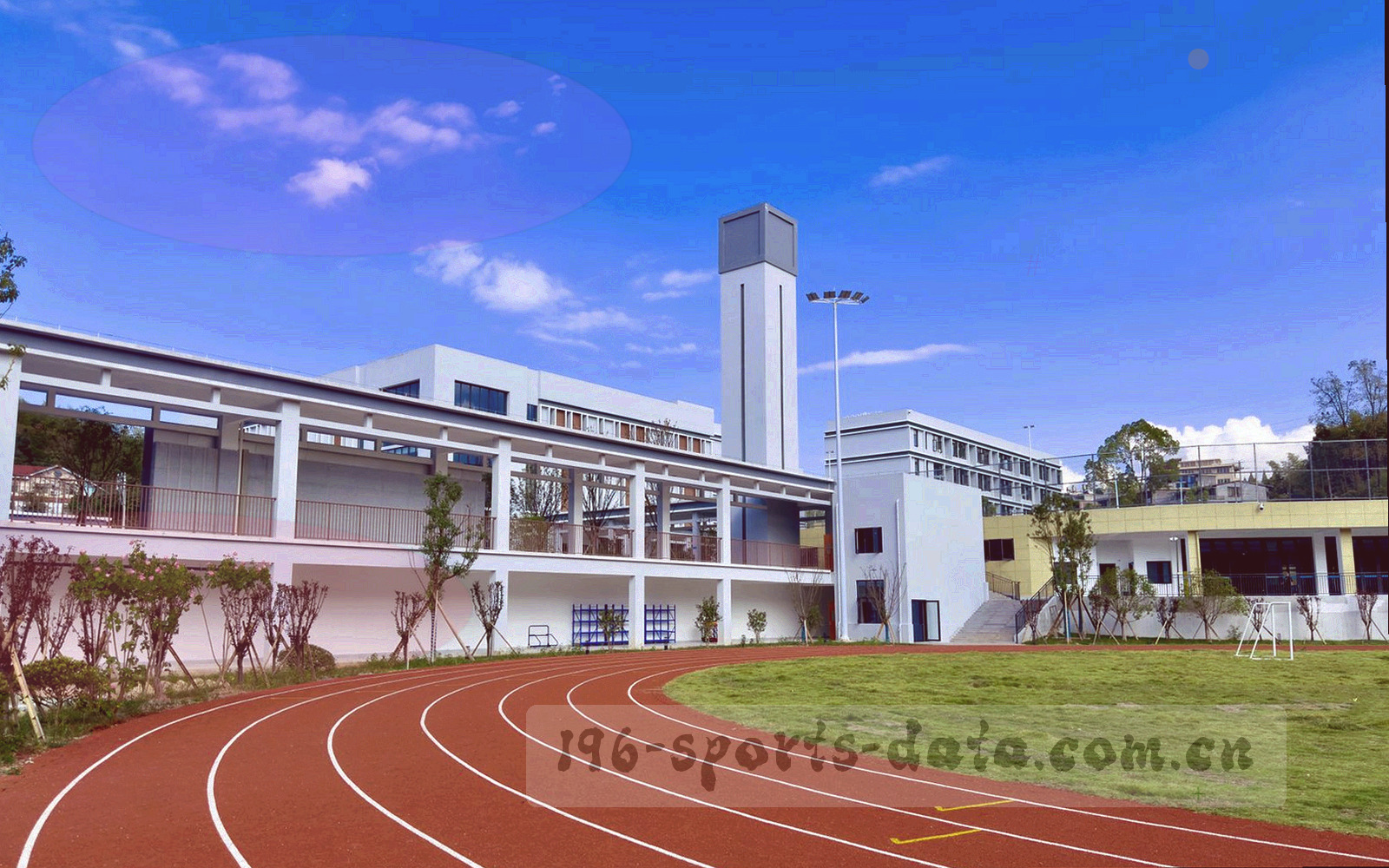 室内篮球场地板的低角度特写，木纹与顶灯反光向纵深延伸
